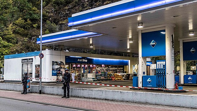 Muž odmítající nosit roušku zastřelil ve městě Idar-Oberstein pokladníka čerpací stanice. (19. září 2021)