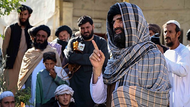 Jeden z vůdců Tálibánu hovoří v afghánském Kandaháru s propuštěnými politickými vězni. (24. srpna 2021)