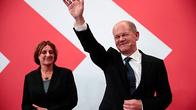 Kancléřský kandidát německé sociální demokracie (SPD) Olaf Scholz řekl, že prognózy a odhady svědčí o úspěchu strany. (26. září 2021)