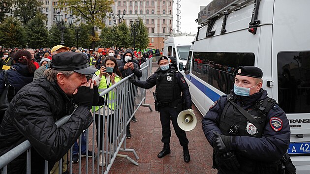 Komunist v Rusku demonstruj proti vsledkm voleb. (25. z 2021)