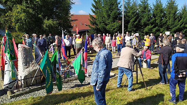 V Krunch horch odhalili sochu pohraninka se psem. (25. z 2021)