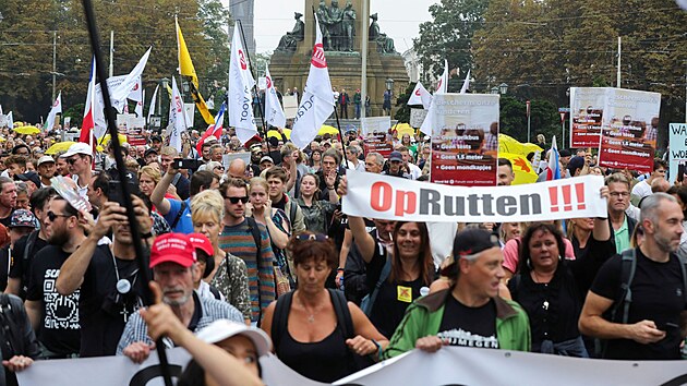 Lidé v Haagu vyšli do ulic. Protestovaly proti covid pasům (25. září 2021)