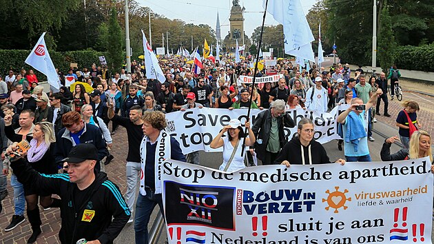 Lidé v Haagu vyšli do ulic. Protestovaly proti covid pasům (25. září 2021)
