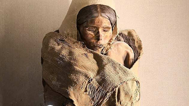 Krska z Loulanu ila zhruba ped 1 800 lety. Jej mumie, konzervovan solnou pout, se nala na pohebiti, kter napovd, e jej spolenost mohla mt se sexulnmi jeskynnmi malbami Kangjiashimenji leccos spolenho.
