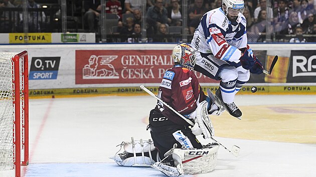 Utkn 8. kola hokejov extraligy: HC Sparta Praha - HC Kometa Brno. Zleva brank Sparty Alexander Salk a Martin Zaovi z Komety.