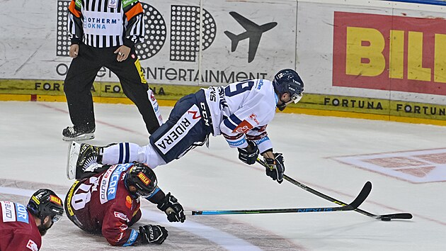 Utkn 9. kola hokejov extraligy: HC Sparta Praha - HC Vtkovice Ridera. Zleva Michal epk ze Sparty fauluje Luke Kreneloka z Vtkovic.