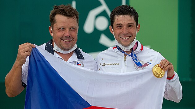 Kajak Ji Prskavec (vpravo) se svm otcem a trenrem Jim Prskavcem starm, vybojoval pro eskou olympijskou vpravu v Tokiu zlatou medaili!  (30. ervence 2021)