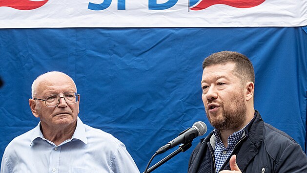 Tomio Okamura na pedvolebn kampani SPD v Plzni, spolu s Janem Krkou (olympijsk vtz a sportovn trenr ve stelb) kandidujc za SPD. (18. z 2021)