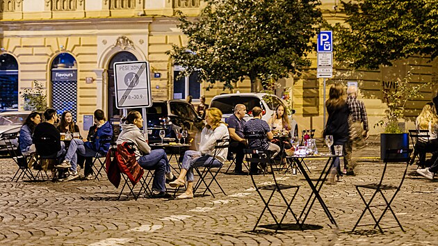 Komunitn minicentra. Takzvanch praskch idl lze ji v ulicch metropole najt tm dva tisce. Mstsk organizace je umisuj na msta, kde se lid asto setkvaj, nebo naopak tam, kde by si veejn prostranstv zaslouilo oivit. Mst s ikonickmi ernmi stolky a idlemi je v cel Praze nyn 85 a dal budou pibvat, zejmna na okrajch hlavnho msta.