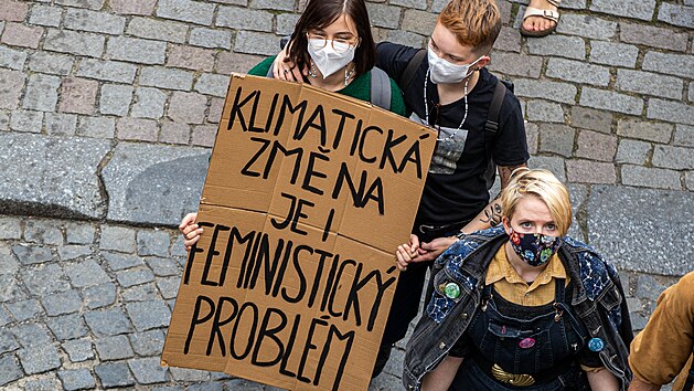 Klimatick stvka Fridays for Future. Stedokolci opt opustili lavice a astnili se po celm svt globln stvky za klima. Podle eskho odvtv mezinrodnho hnut Fridays for Future se politici ze vech zem klimatick otzce dost nevnuj.