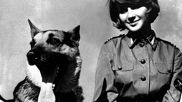 Záběry z populárního polského televizního seriálu pro mládež "Čtyři z tanku a pes". Na snímku zleva: Lidka - Malgorzata Niemirská a hrdina seriálu pes Šarik (1972).