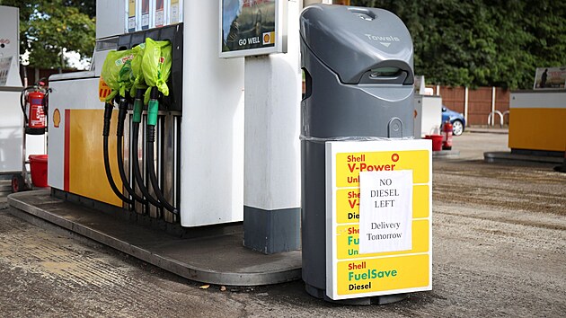 Ve Velké Británii je okolo osmi tisíc čerpacích stanic. Zástupci několika z nich přiznali, že jim dochází zásoby paliva.