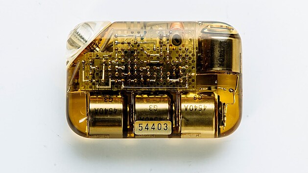 Kardiostimultor holandsk firmy Vitatron se 4 rtuovmi bateriemi, konec edestch let, nicmn ji stimuloval dle poteby (on demand), pevn  nastaven frekvence 70 pulz za minutu. Jet ve vvojov starm  pryskyicovm pouzdru.