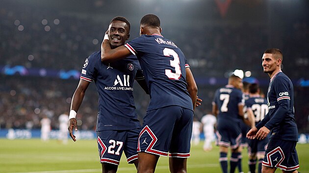 Idrissa Gueye se raduje ze své branky proti Manchesteru City se spoluhráčem z PSG Presnelem Kimpembem.