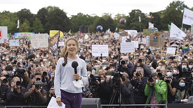 Desítky tisíc lidí se sešly v centru Berlína na klimatické demonstraci, kterou uspořádalo ekologické hnutí Fridays for Future (Pátky pro budoucnost). Zúčastnila se ho i švédská aktivistka Thunbergová. (24. září 2021)