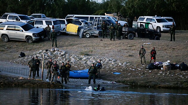 Migranti pekrauj eku Rio Grande, aby se dostali do Texasu. (23. z 2021)