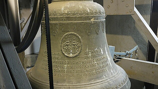 Zvon z roku 1649 odlit v opavsk dln zvonae Hanse Knaufa, kter bude vrcen do farnosti P횝 na Hlunsku.