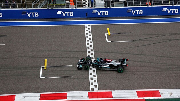 Lewis Hamilton z Mercedesu projíždí cílem jako první a stává se vítězem Velké ceny Ruska.