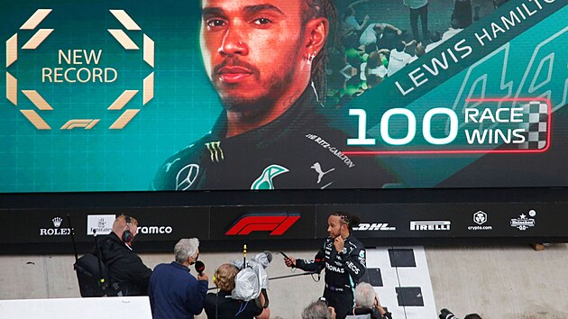 Lewis Hamilton z Mercedesu zaznamenal své sté vítězství v kariéře.