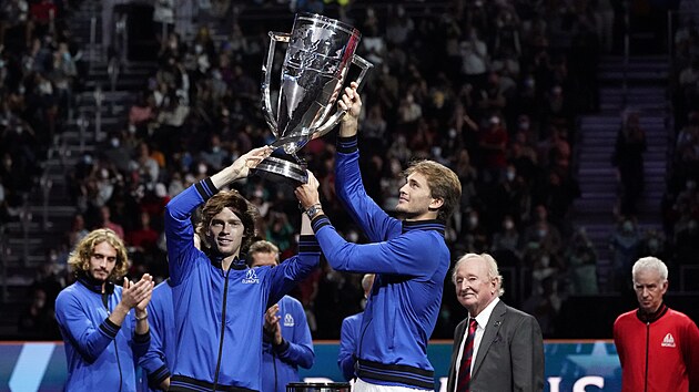 Andrej Rubljov a Alexander Zverev spolen pozvedaj trofej pro vtze Laver Cupu.