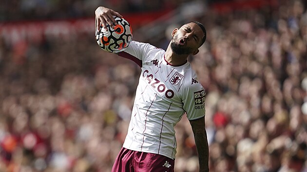 Douglas Luiz z Aston Villy b�hem z�pasu proti Manchesteru United v �est�m kole Premier League.