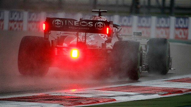Lewis Hamilton ve svm Mercedesu bhem kvalifikace na Velkou cenu Ruska v Soi.