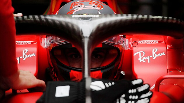 Carlos Sainz mlad ve svm Ferrari ped kvalifikac na Velkou cenu Ruska v Soi.