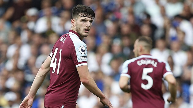 Declan Rice z West Hamu s parkem Vladimrem Coufalem v pozad.