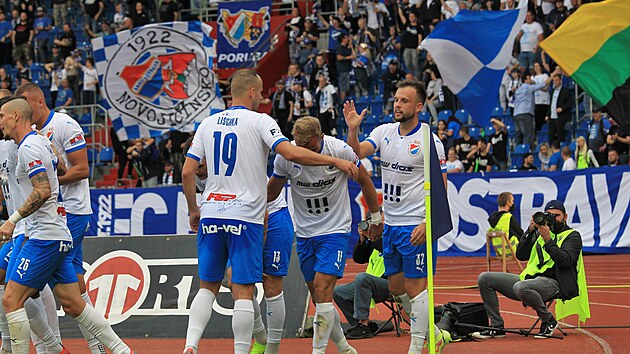 Bankovsk Luk Budnsk se spolen se spoluhri raduje z glu na 1:1.