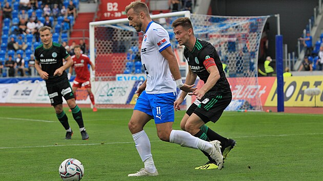 Bankovsk Nemanja Kuzmanovi v souboji s Danielem Krchem z Bohemians.