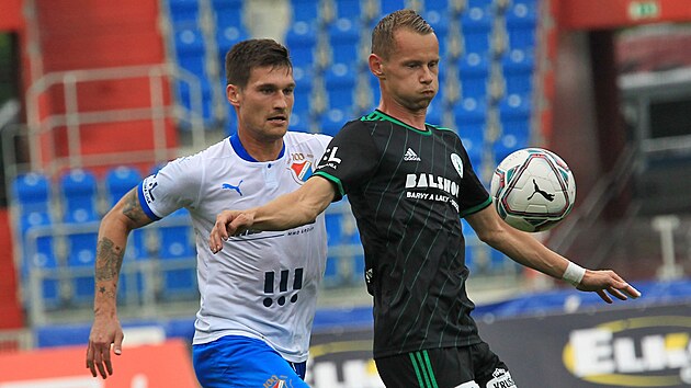 Bankovsk Jaroslav Svozil v souboji s Janem Chramostou z Bohemians.