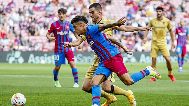 Philippe Coutinho z Barcelony pronik do pokutovho zem Levante.