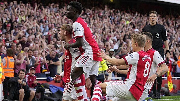 Hri Arsenalu se raduj po prvn brance Emila Smitha Rowa v utkn s Tottenhamem.