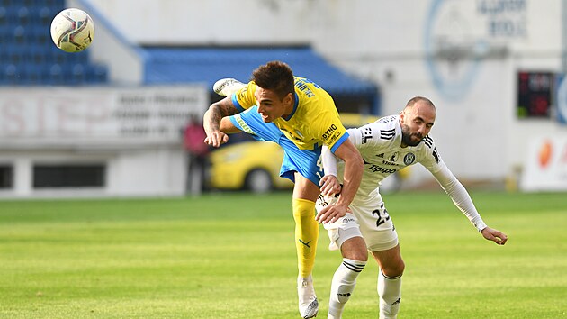 Teplick Martin Chlumeck odehrv m hlavou ped Tomem Zahradnkem z Olomouce.