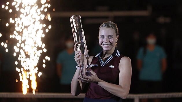 Anett Kontaveitov s trofej pro vtzku Ostrava Open.