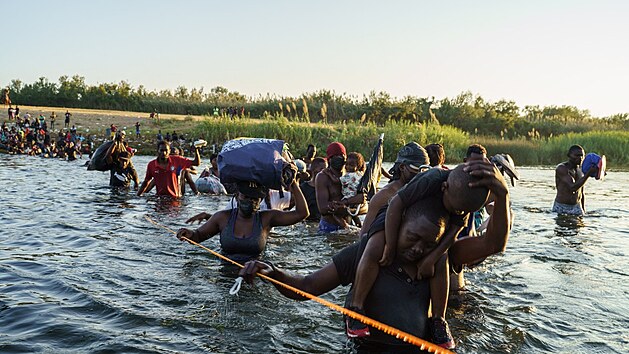 Haitt migranti se sna dostat do Spojench stt pes eku Rio Grande, kter tvo st americko-mexick hranice. (20. z 2021)