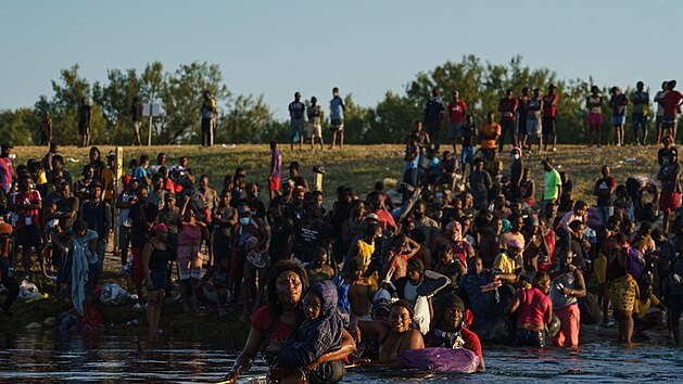 Haitští migranti se snaží dostat do Spojených států přes řeku Rio Grande, která tvoří část americko-mexické hranice. (20. září 2021)