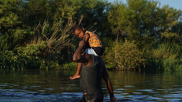 Haitští migranti se snaží dostat do Spojených států přes řeku Rio Grande, která tvoří část americko-mexické hranice. (20. září 2021)