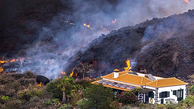 Ničivé lávě valící se ostrovem La Palma zázračně unikl jeden dům. (21. září 2021)