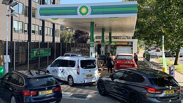Velká Británie se potýká s nedostatkem řidičů kamionů, což kromě prázdných regálů v obchodech vede i k nedostatku benzinu na pumpách. Některé už musely zavřít, u jiných se tvoří fronty. Snímek pochází z Londýna. (24. září 2021)