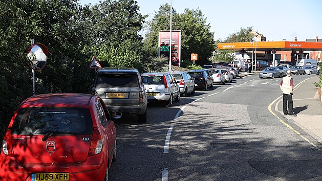 Velká Británie se potýká s nedostatkem řidičů kamionů, což kromě prázdných regálů v obchodech vede i k nedostatku benzinu na pumpách. Některé už musely zavřít, u jiných se tvoří fronty. Snímek pochází z obce Tonbridge. (23. září 2021)