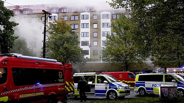 Policisté, hasiči a záchranáři zasahují ve švédském Göteborgu, kde došlo k výbuchu v bytovém domě. (28. září 2021)