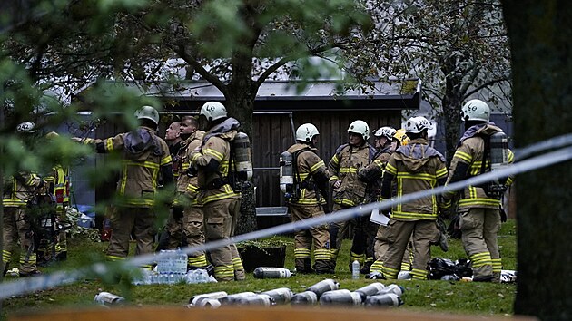 Policist, hasii a zchrani zasahuj ve vdskm Gteborgu, kde dolo k vbuchu v bytovm dom. (28. z 2021)