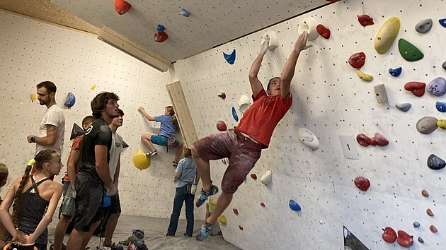 V Psku slavnostn oteveli prvn trninkov centrum v Jihoeskm kraji, kde lezci piluj techniku pro bouldering.