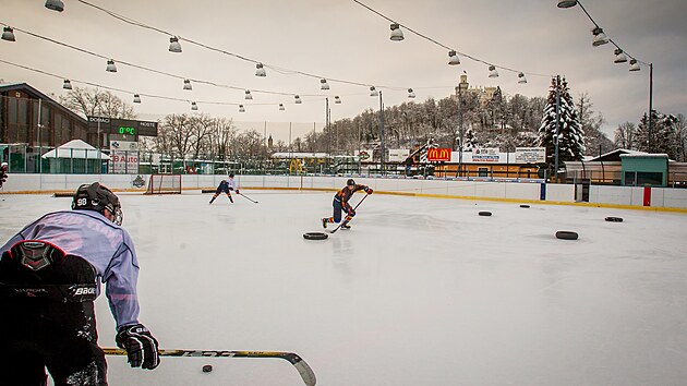 Z ledov plochy stadionu v Hlubok nad Vltavou je krsn vidt zmek.