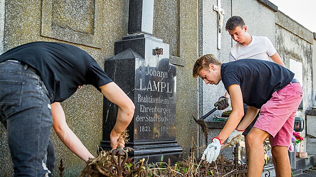 Polozapomenuté hrobové místo na hřbitově sv. Otýlie v Českých Budějovicích nenese jméno Matthiase Kocha, ale dalšího z pohřbených, kterým byl jeho přítel Johann Lampl.