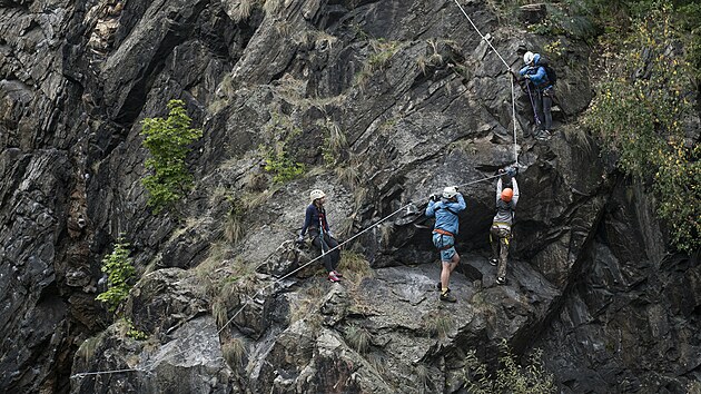 Krumlovsk ferrata zan u eky Vltavy a pokrauje vzhru po Havran skle.