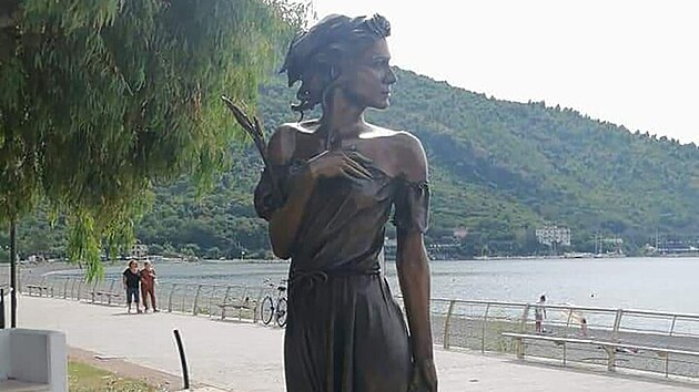 Kontroverzn socha stoj v italskm mst Sapri. (19. z 2021)
