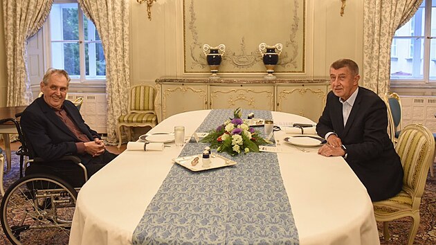 Prezident Milo Zeman (vlevo) pijal 27. z 2021 na zmku v Lnech premira Andreje Babie (ANO).