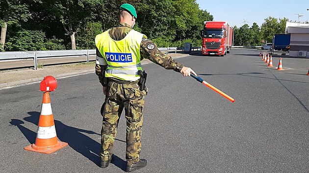 Policist kontroluj idie na esko-slovensk hranici.
